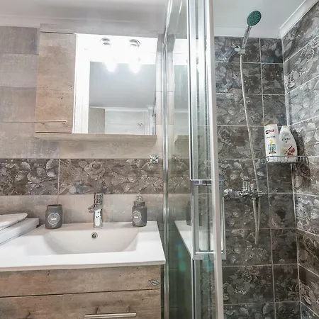 A Charming Center Next To Metro Apartment *